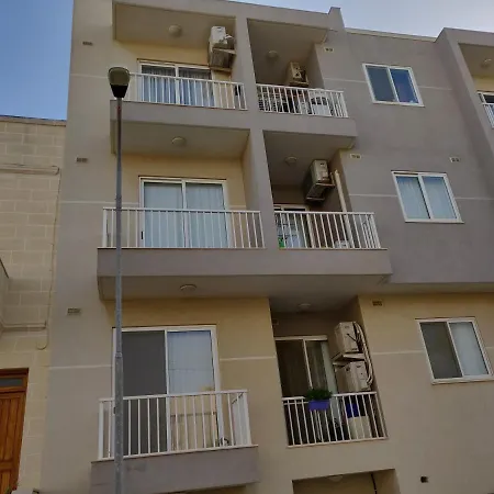 Cosy Central To All Amenities And Very Near The Sea In アパート