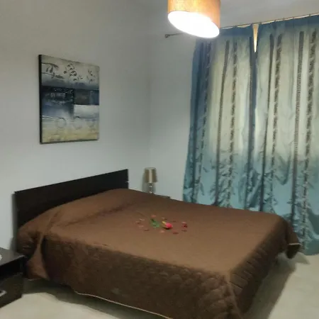 アパート Cosy Central To All Amenities And Very Near The Sea In *