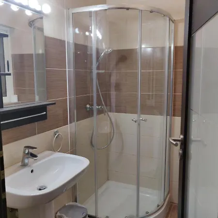 Cosy Central To All Amenities And Very Near The Sea In アパート