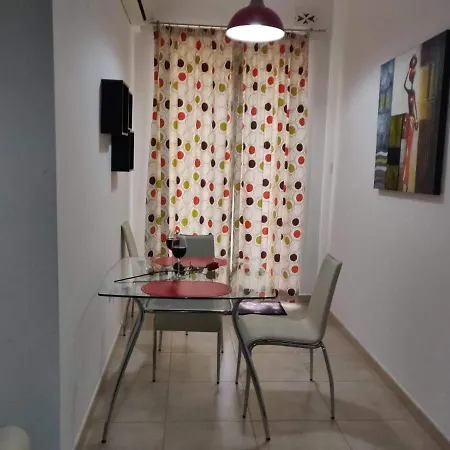 Cosy Central To All Amenities And Very Near The Sea In