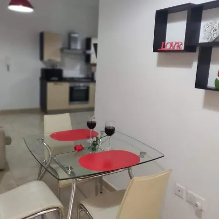 Cosy Central To All Amenities And Very Near The Sea In Apartment *