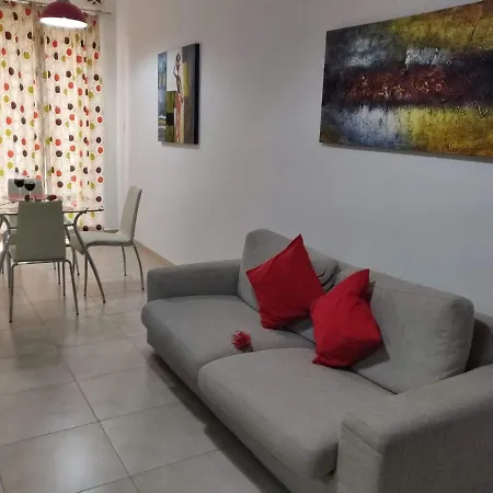 Cosy Central To All Amenities And Very Near The Sea In *