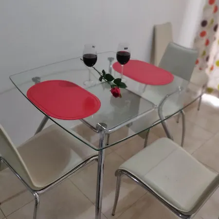 Cosy Central To All Amenities And Very Near The Sea In Apartment *