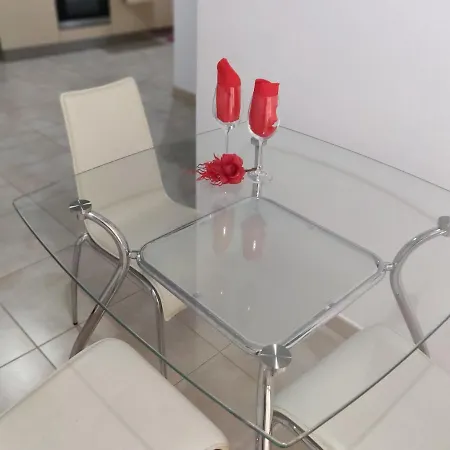 Cosy Central To All Amenities And Very Near The Sea In Apartment