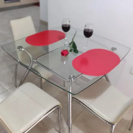 Cosy Central To All Amenities And Very Near The Sea In 公寓 *