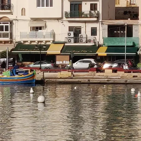 Cosy Central To All Amenities And Very Near The Sea In
