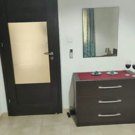 公寓 Cosy Central To All Amenities And Very Near The Sea In *
