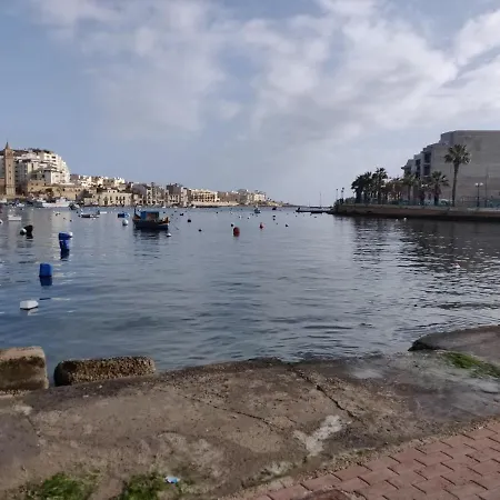 Cosy Central To All Amenities And Very Near The Sea In